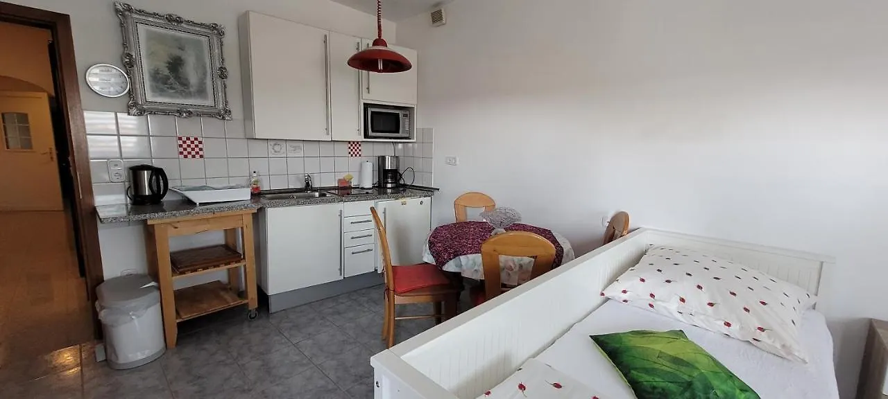 Twins Markovic Apartments Pula