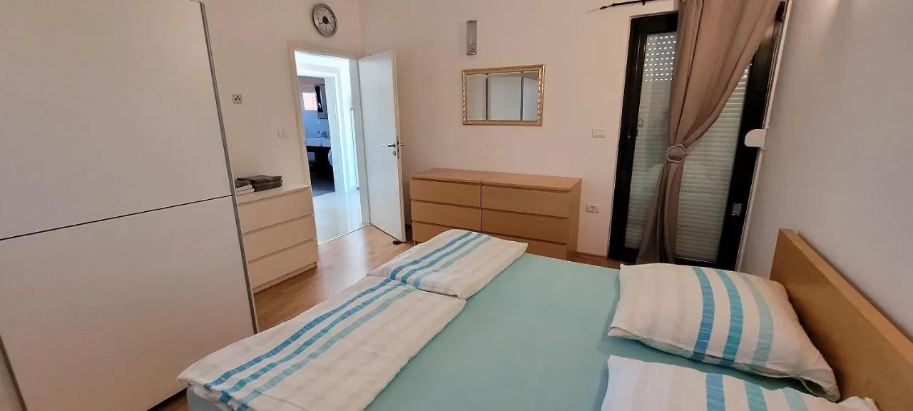 Twins Markovic Apartments Pula